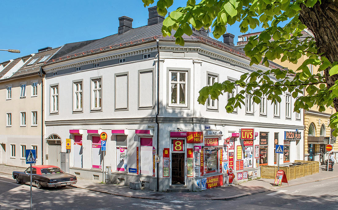 Vitt tvåvåningshus på Drottninggatan i Vänersborg