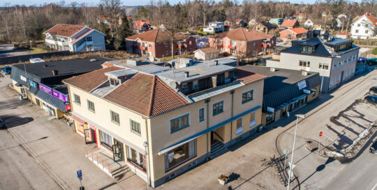 Gult tvåvåningshus på Nordkroksvägen i Vargön