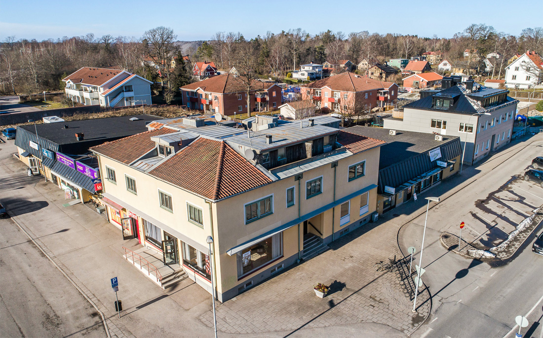 Gult tvåvåningshus på Nordkroksvägen i Vargön